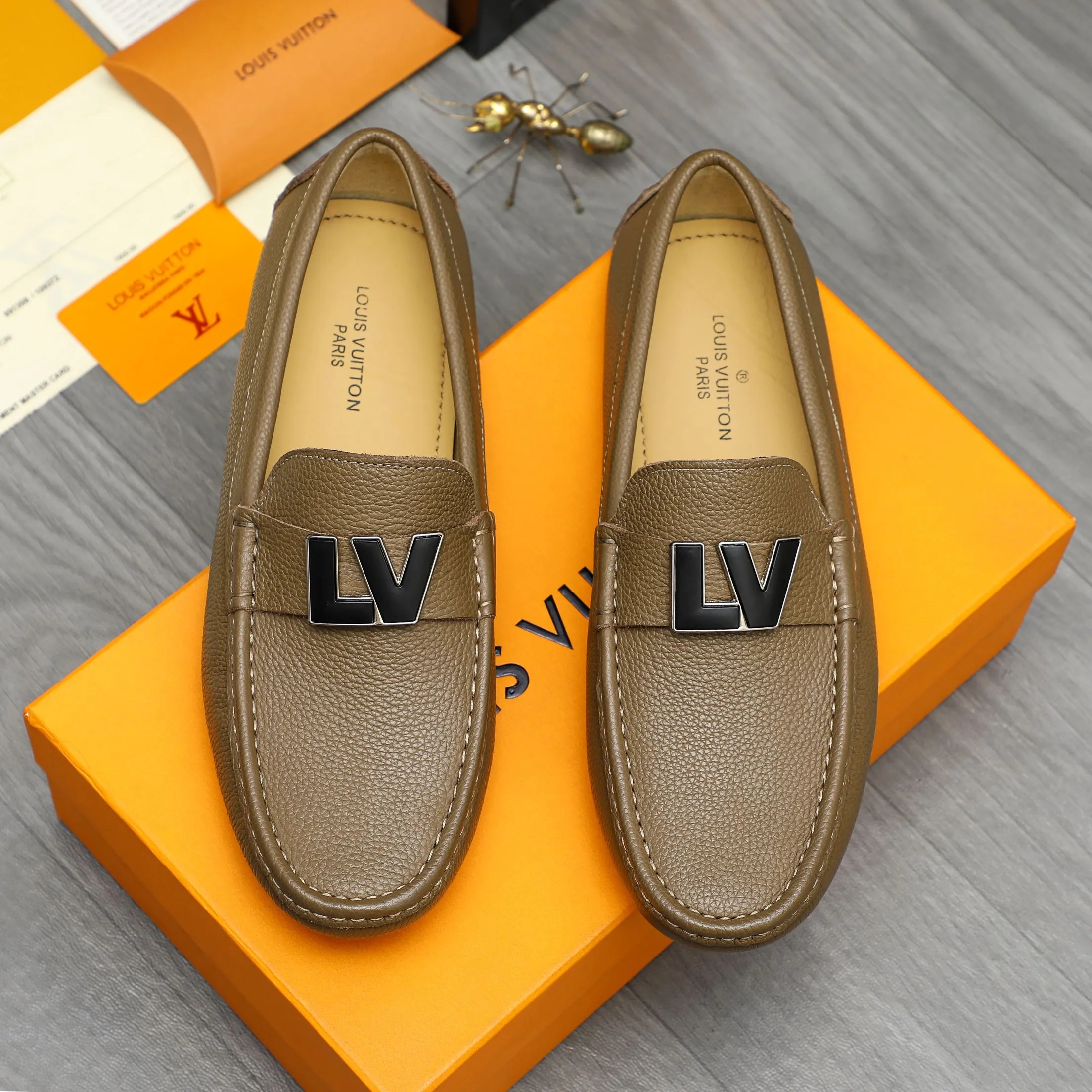 Men's shoes 💰420 Product trademark: LV "Louis Vuitton" casual slip-on shoes Regular size: 38-46 (45.46 custom-made, non-returnable) Product materials: Selected pebbled cowhide upper, sheepskin lining, original rubber outsole